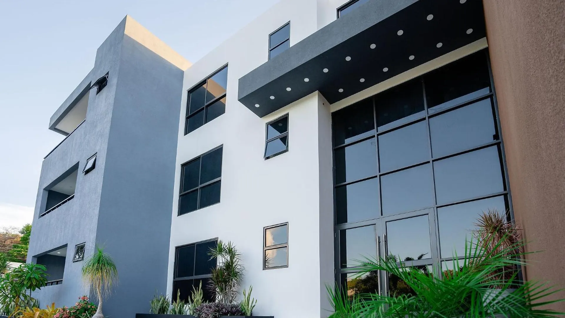 Serenity Haven - Your Ultimate Runaway Bay Escape