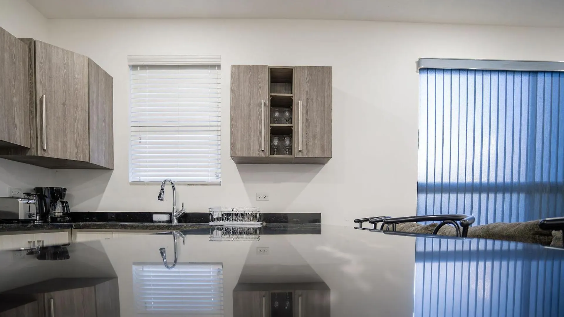 Serenity Haven - Your Ultimate Runaway Bay Escape Apartament